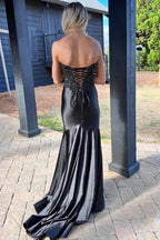 Donya | Vestido de fiesta de satén negro con escote corazón y encaje de sirena con abertura