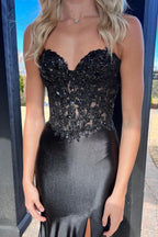 Donya | Vestido de fiesta de satén negro con escote corazón y encaje de sirena con abertura
