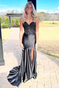 Donya | Vestido de fiesta de satén negro con escote corazón y encaje de sirena con abertura