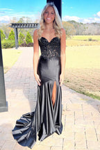 Donya | Vestido de fiesta de satén negro con escote corazón y encaje de sirena con abertura