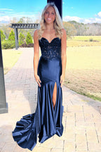 Donya | Vestido de fiesta de satén negro con escote corazón y encaje de sirena con abertura