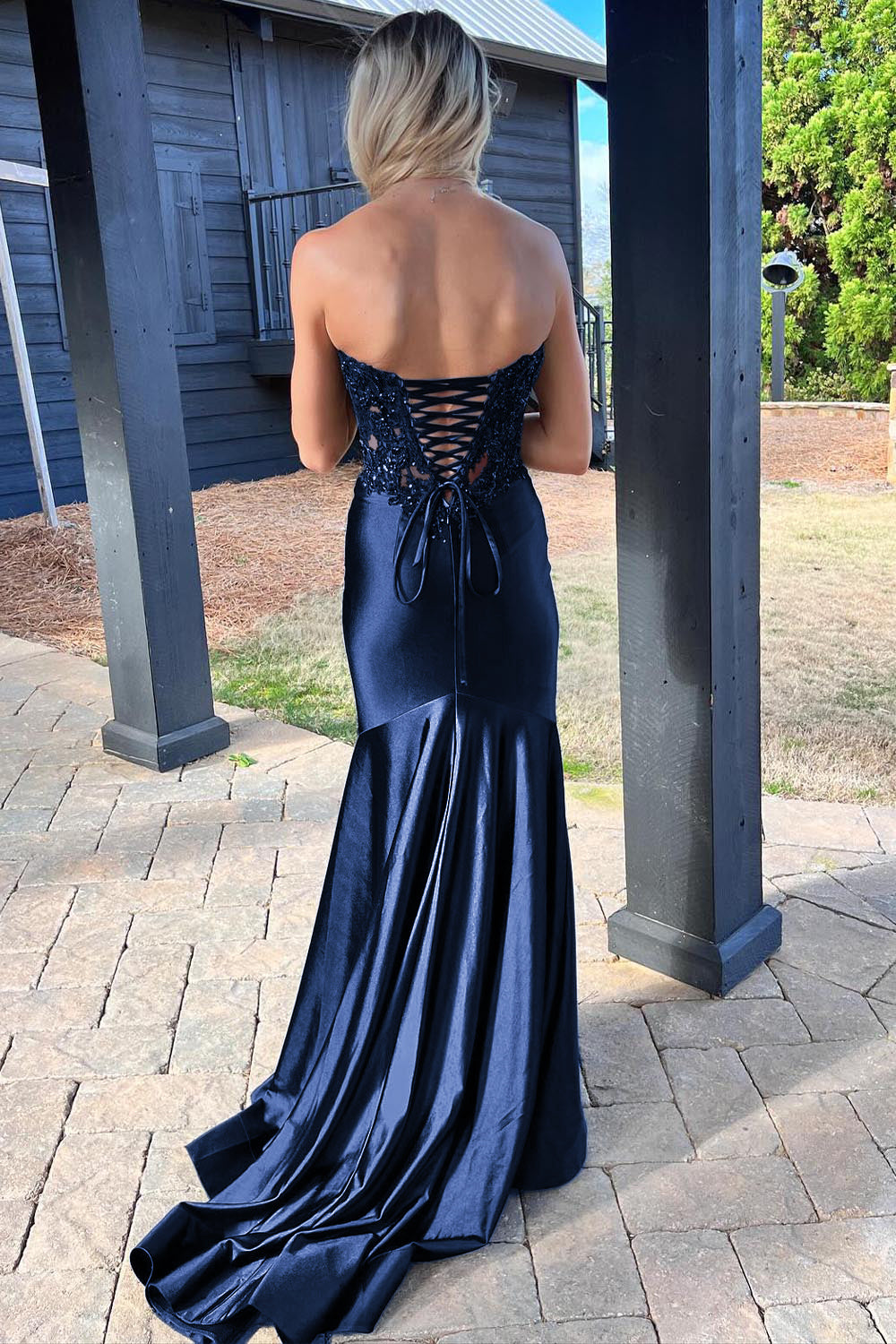 Donya | Vestido de fiesta de satén negro con escote corazón y encaje de sirena con abertura