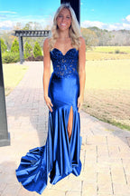 Donya | Vestido de fiesta de satén negro con escote corazón y encaje de sirena con abertura