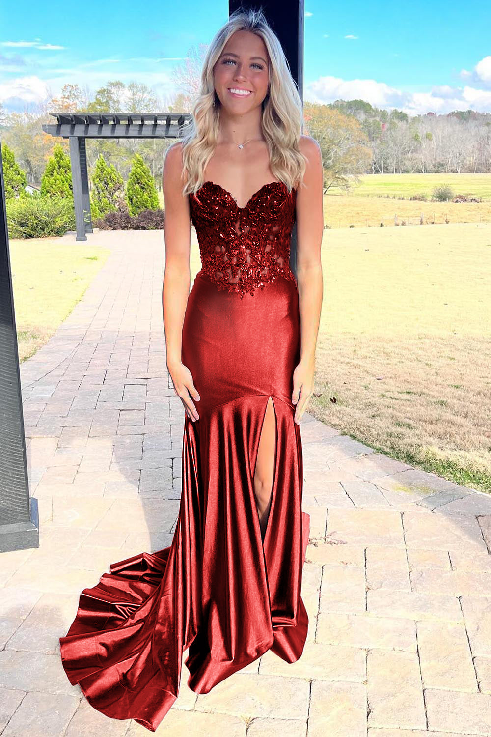 Donya | Vestido de fiesta de satén negro con escote corazón y encaje de sirena con abertura