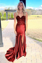 Donya | Vestido de fiesta de satén negro con escote corazón y encaje de sirena con abertura