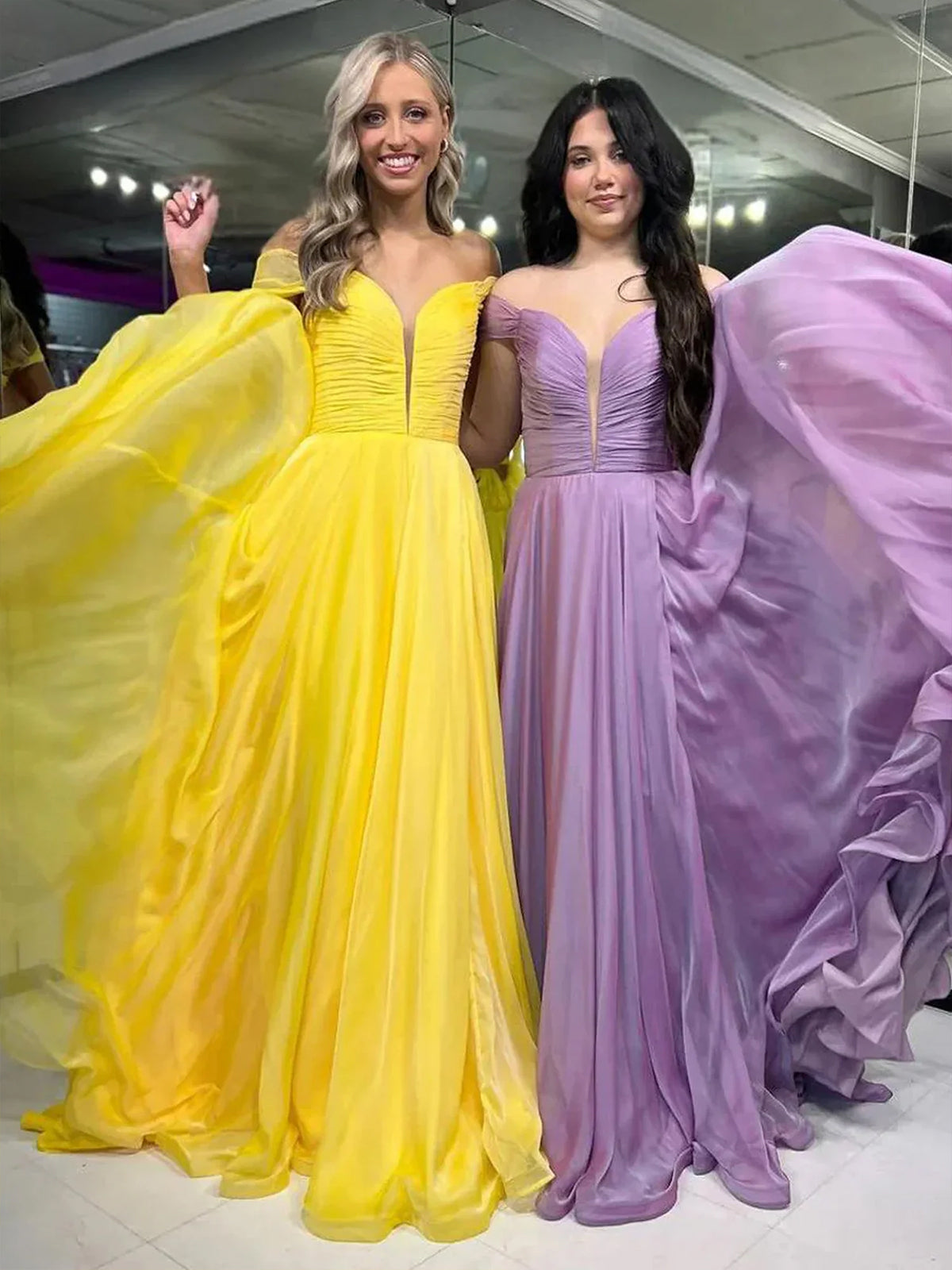 Dorita | Vestidos de fiesta largos de gasa con hombros descubiertos y corte en A
