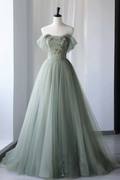 Drusilla | Vestido de gala de tul color salvia con bordado y hombros descubiertos de princesa