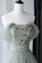 Drusilla | Vestido de gala de tul color salvia con bordado y hombros descubiertos de princesa