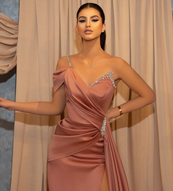 Vestidos de fiesta de sirena con abertura y un hombro largo con purpurina en color rosa polvoriento