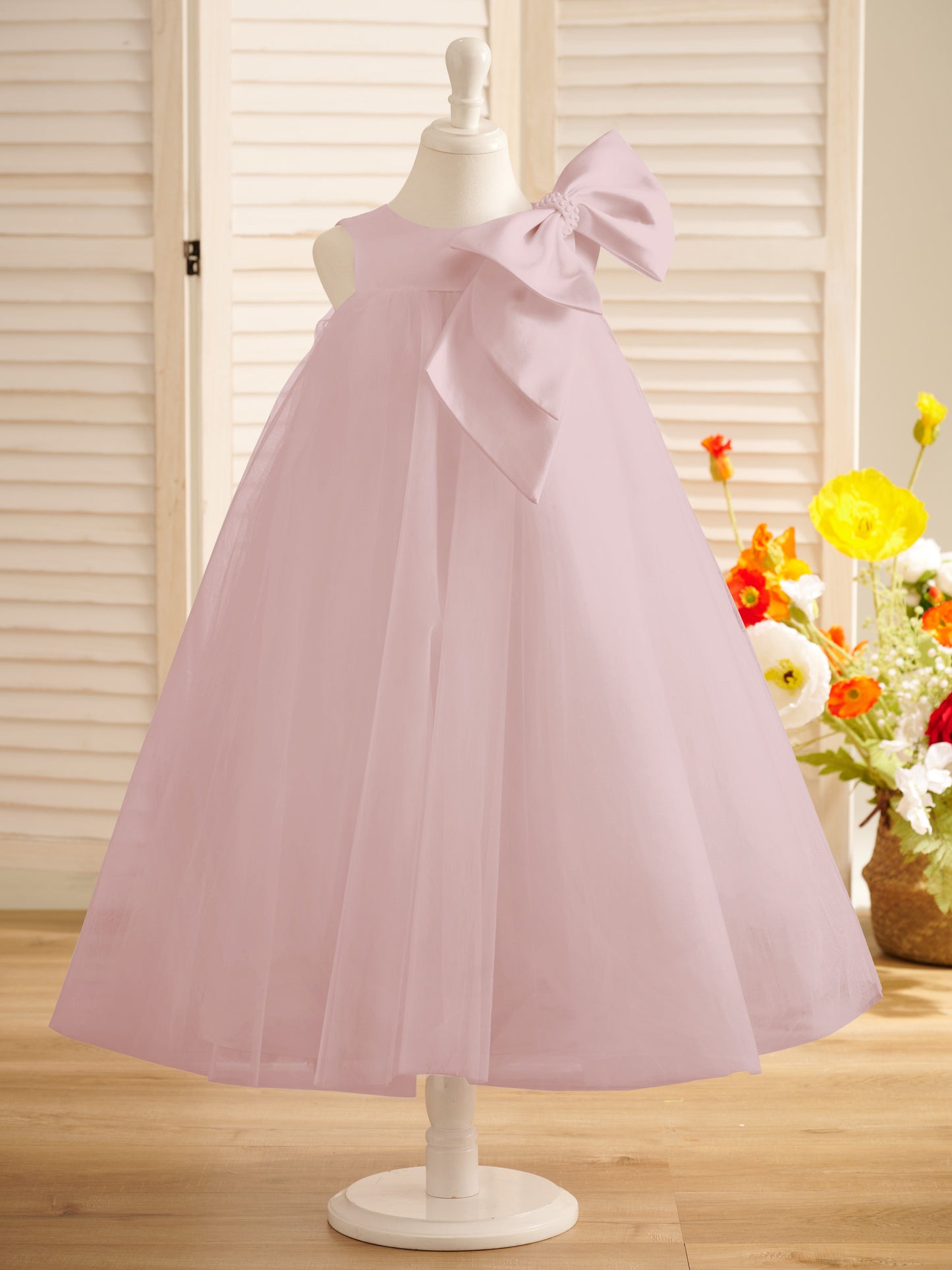 Vestido de daminha de honra infantil em tule com laço grande e comprimento de chá 