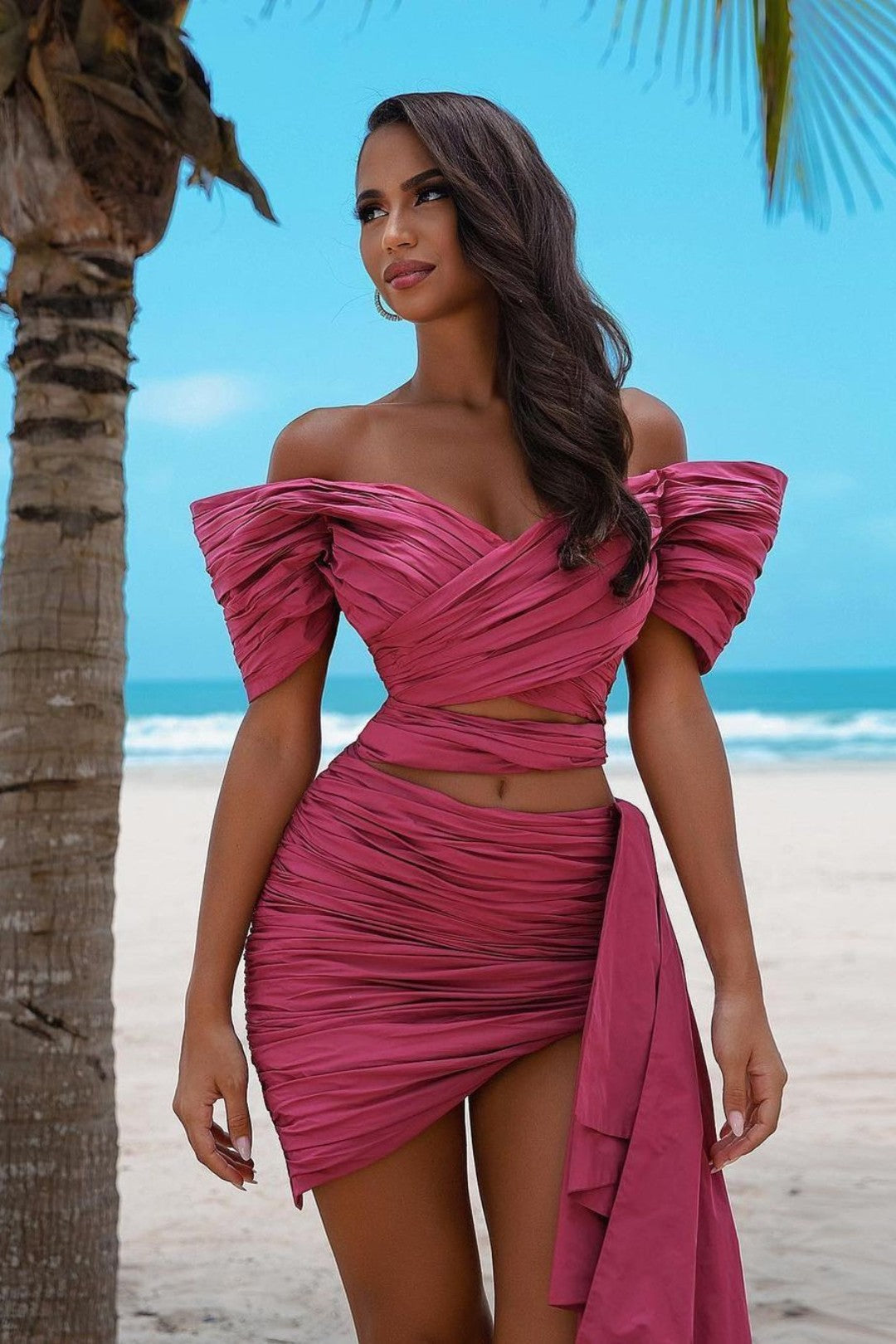 Vestido de fiesta corto con hombros descubiertos y pliegues, exclusivo de Rose
