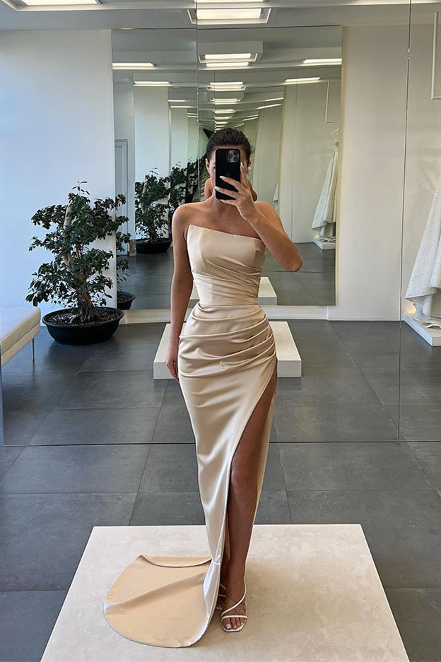 Langes, trägerloses, ärmelloses Ballkleid aus Satin im Meerjungfrauenstil mit Schlitz