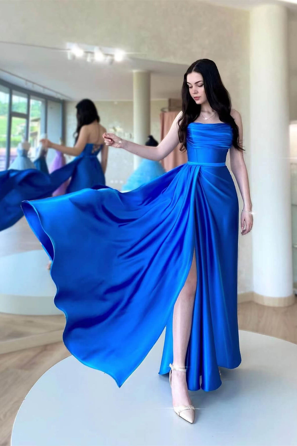 Vestido de fiesta sin tirantes, espalda abierta, sin mangas, con abertura y volante