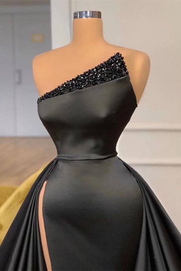 Vestido de fiesta largo negro sin tirantes con abertura frontal y cuentas