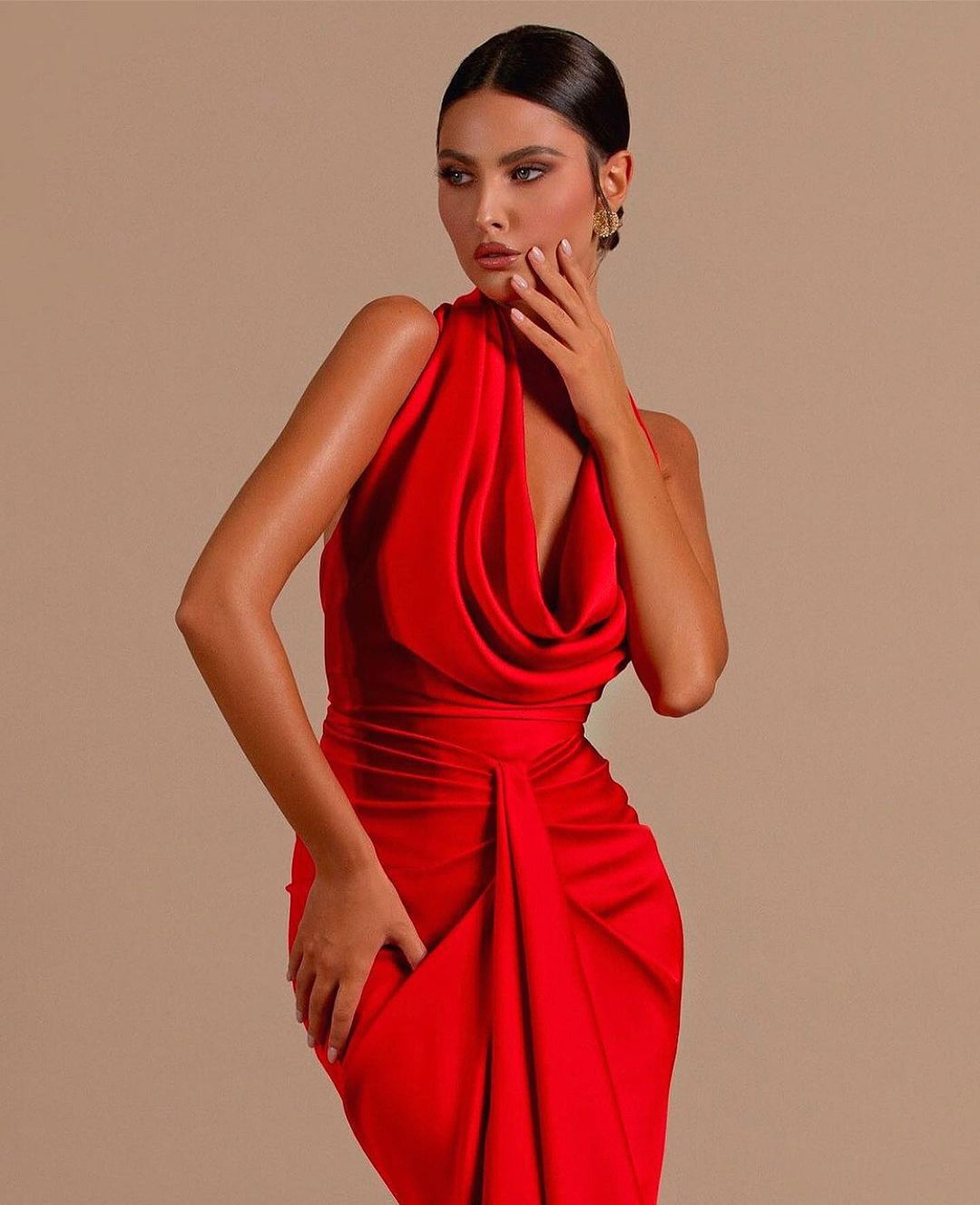 Vestido de fiesta de sirena con cuello halter sin mangas y espalda abierta atrevida