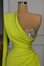 Vestido de fiesta de sirena con lentejuelas y un hombro al descubierto y manga larga