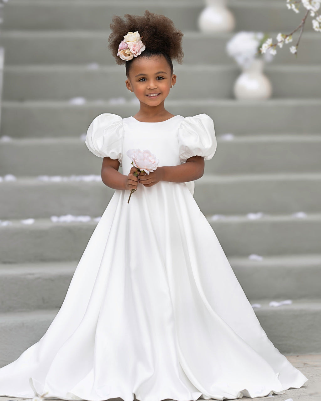 Vestido para niña de las flores con cola larga, mangas abullonadas, lazo en la espalda y botones