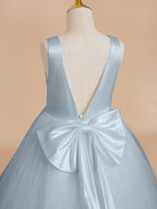 Klassisches weißes ärmelloses A-Linien-Blumenmädchenkleid aus Satin und Tüll 