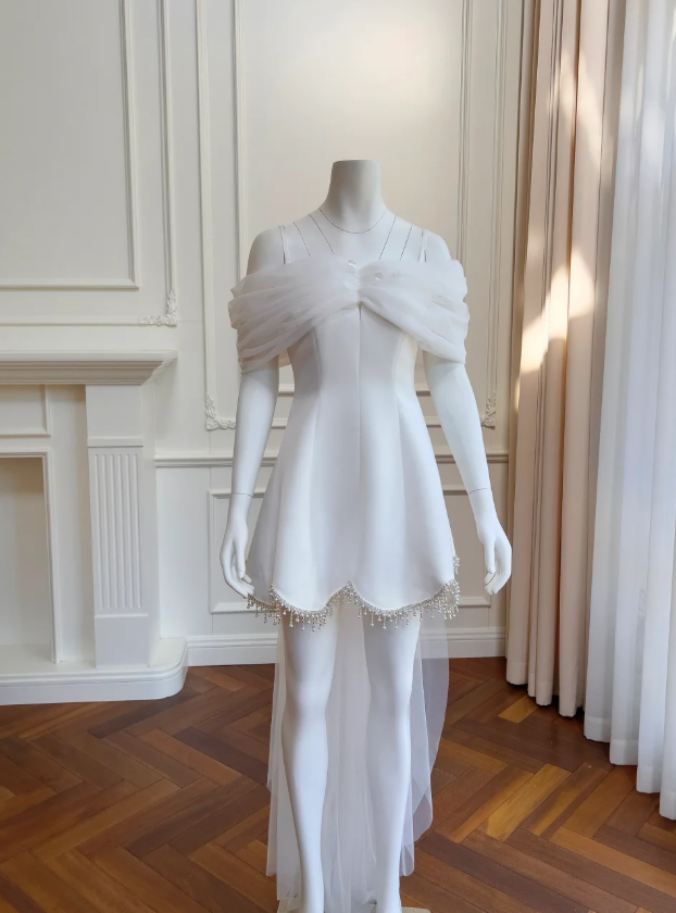 Vestido de fiesta corto de satén blanco con hombros descubiertos de tul Y8585
