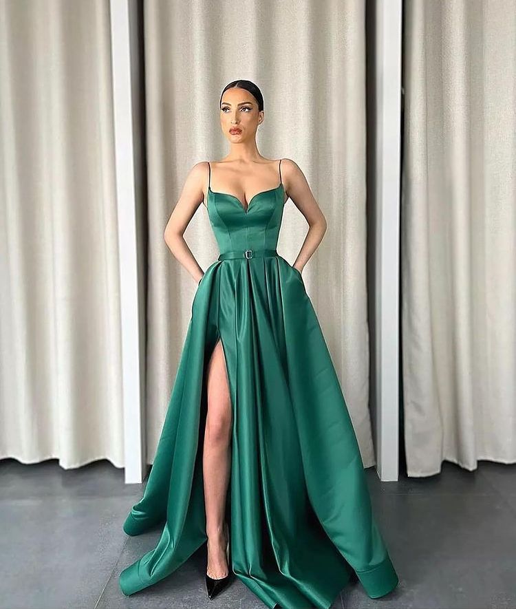 Vestido de fiesta largo de satén con tirantes finos, escote en V, abertura frontal y bolsillos.