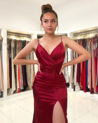 Burgunderrotes Meerjungfrau-Ballkleid mit Schlitz vorne, Spaghettiträgern und V-Ausschnitt