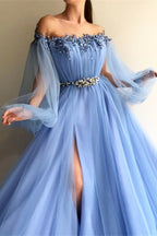 Schulterfreies, langärmliges Ballkleid aus Tüll mit Perlen und Schlitzen