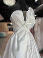 Edgar | Vestido formal largo de satén blanco sin tirantes, corte A y lazo
