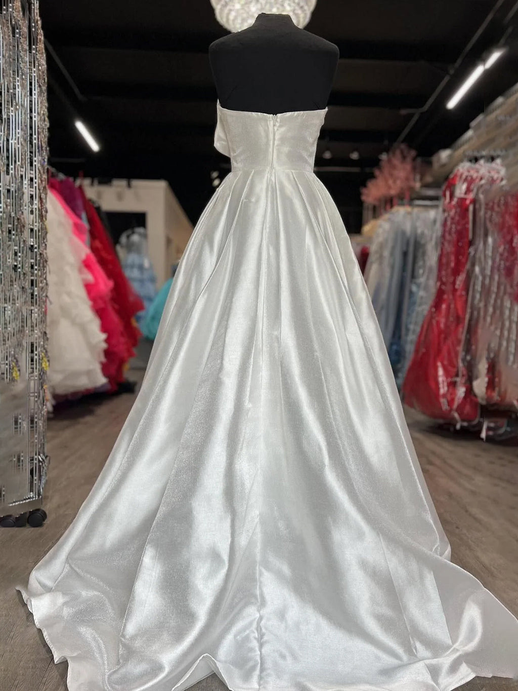 Edgar | Vestido formal largo de satén blanco sin tirantes, corte A y lazo
