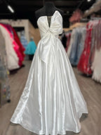 Edgar | Vestido formal largo de satén blanco sin tirantes, corte A y lazo