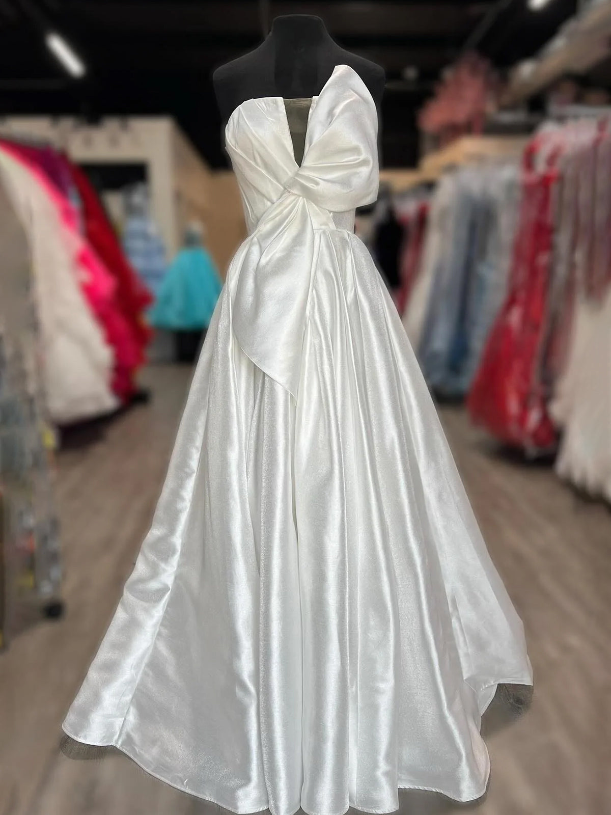 Edgar | Vestido formal largo de satén blanco sin tirantes, corte A y lazo
