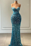Vestido de fiesta azul claro con escote corazón sin tirantes, diseño sin mangas y adornos de lentejuelas