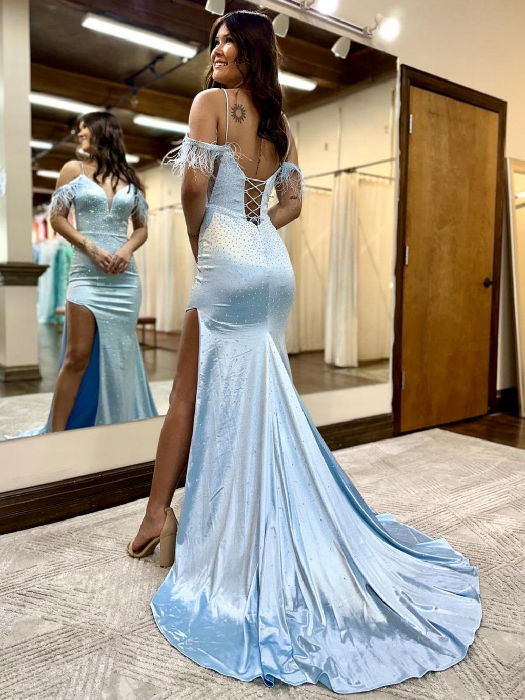 Blaues, glitzerndes, langes Ballkleid mit V-Ausschnitt und Schlitz