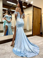 Blaues, glitzerndes, langes Ballkleid mit V-Ausschnitt und Schlitz