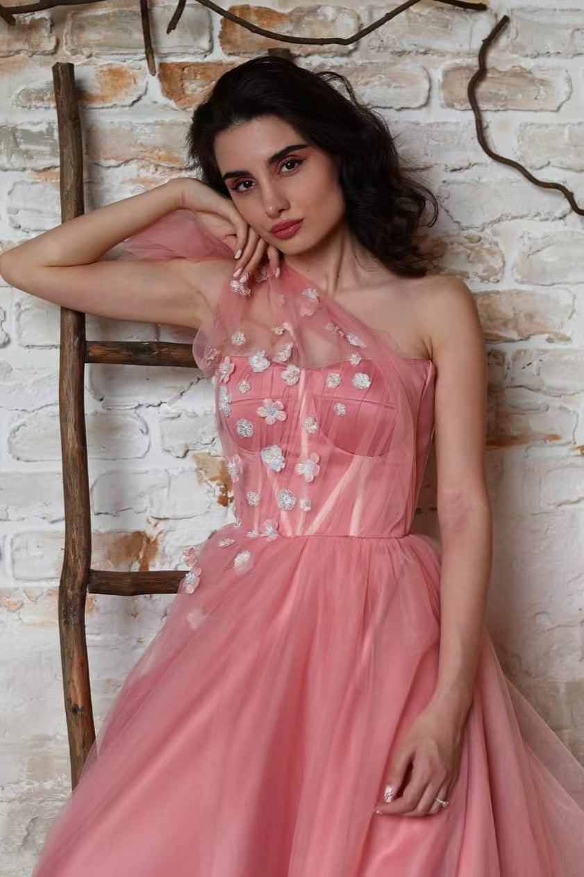 Impresionantes vestidos de fiesta largos de tul con corte en A y un solo hombro