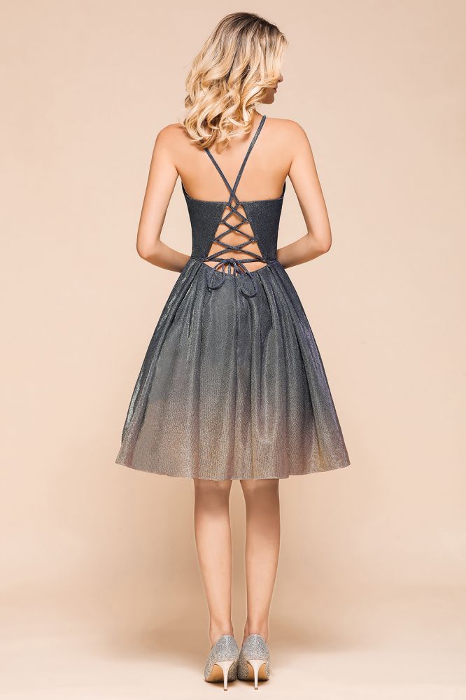 Elegante vestido de fiesta de noche hasta la rodilla con tirantes finos color bronce y escote en V profundo, sin espalda y con bolsillo.