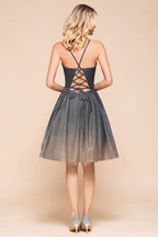 Elegante vestido de fiesta de noche hasta la rodilla con tirantes finos color bronce y escote en V profundo, sin espalda y con bolsillo.