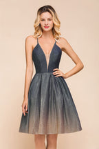 Elegante vestido de fiesta de noche hasta la rodilla con tirantes finos color bronce y escote en V profundo, sin espalda y con bolsillo.
