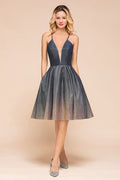Elegante vestido de fiesta de noche hasta la rodilla con tirantes finos color bronce y escote en V profundo, sin espalda y con bolsillo.