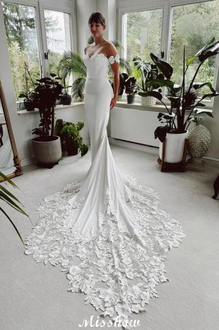 Elegante vestido de novia largo blanco de sirena con hombros descubiertos, encaje y cola