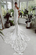 Elegante vestido de novia largo blanco de sirena con hombros descubiertos, encaje y cola