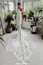 Elegante vestido de novia largo blanco de sirena con hombros descubiertos, encaje y cola