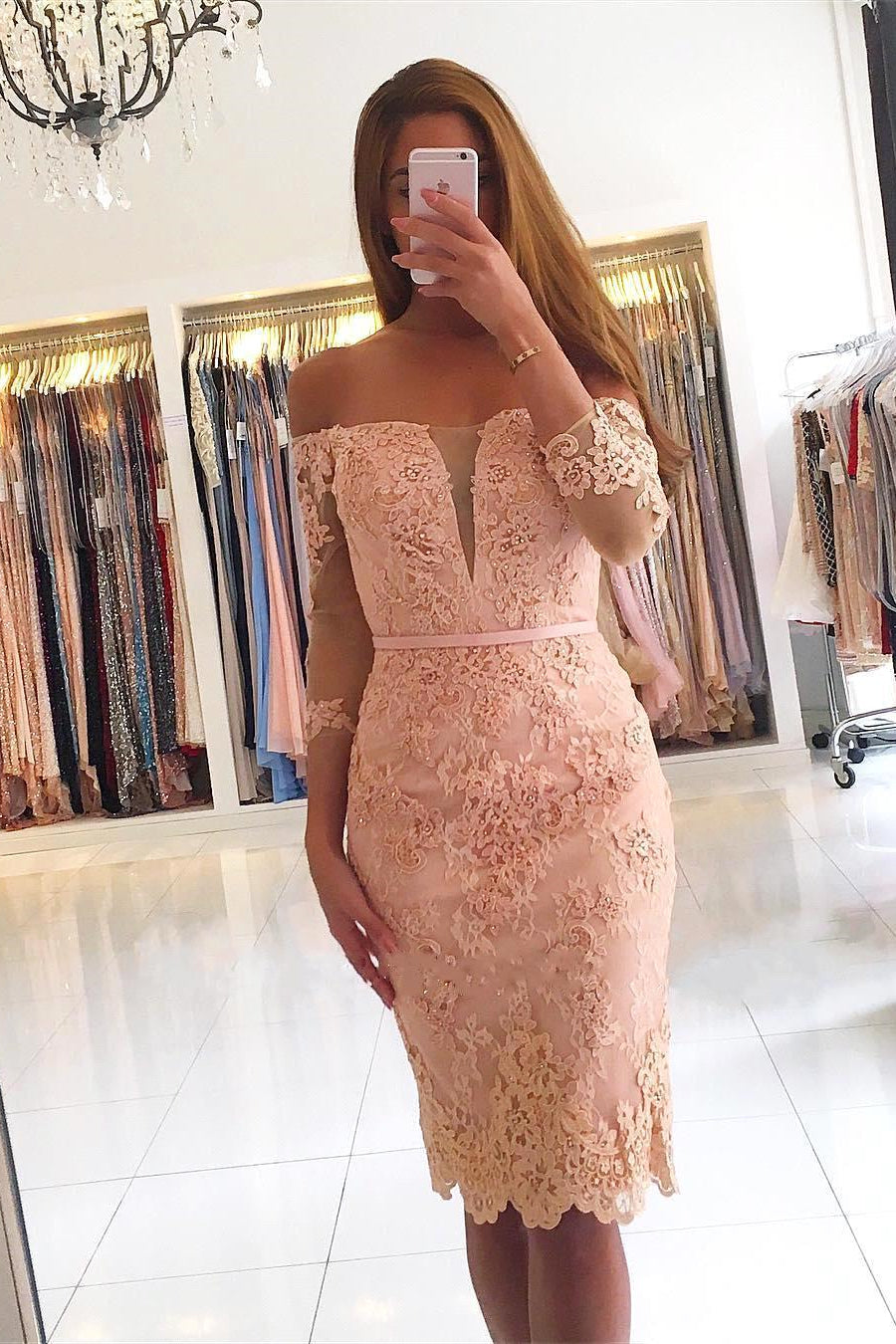Elegante vestido de fiesta corto ajustado de encaje con mangas 3/4
