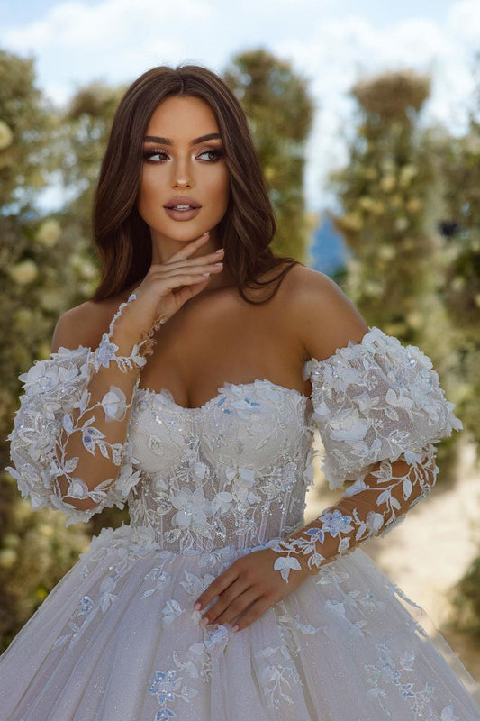Elegantes A-Linien-Brautkleid aus Spitze mit Herzausschnitt und langen Ärmeln