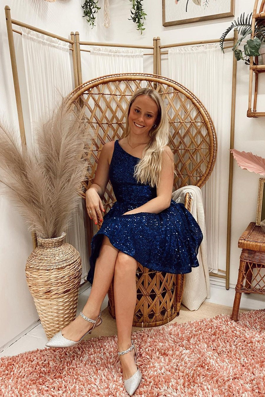 Elegante vestido de fiesta corto azul de corte A con un solo hombro, sin mangas