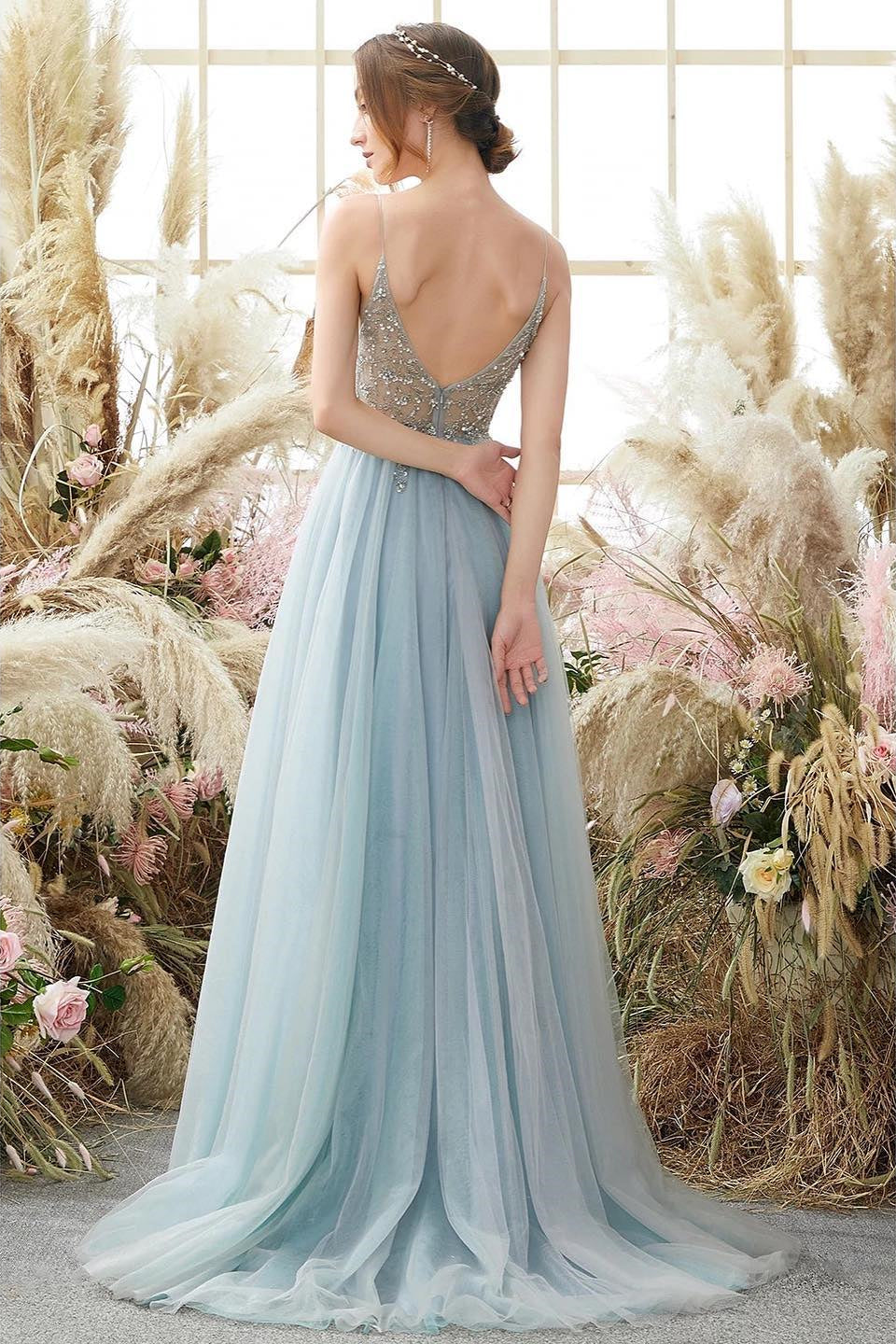 Elegante vestido de fiesta azul con escote en V, tirantes finos, abertura frontal y cuentas
