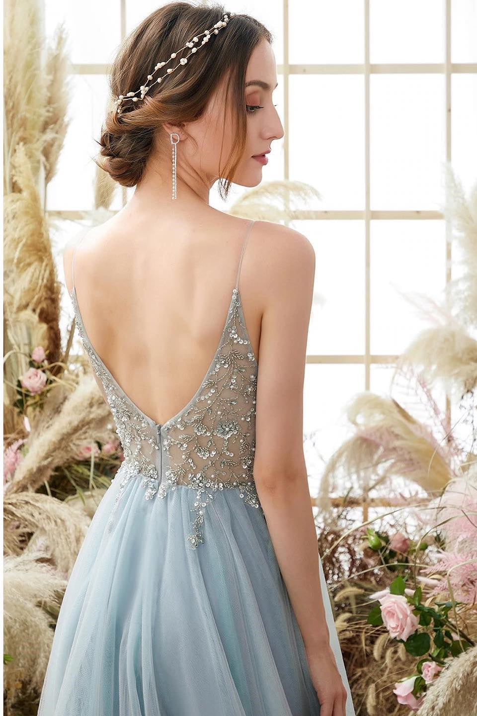 Elegante vestido de fiesta azul con escote en V, tirantes finos, abertura frontal y cuentas