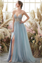 Elegante vestido de fiesta azul con escote en V, tirantes finos, abertura frontal y cuentas