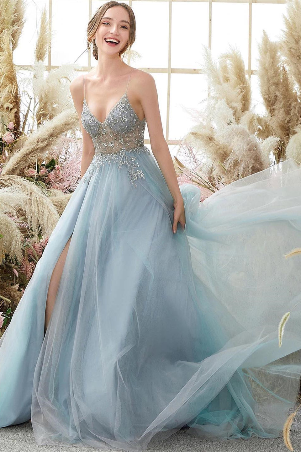 Elegante vestido de fiesta azul con escote en V, tirantes finos, abertura frontal y cuentas