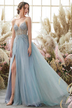 Elegante vestido de fiesta azul con escote en V, tirantes finos, abertura frontal y cuentas