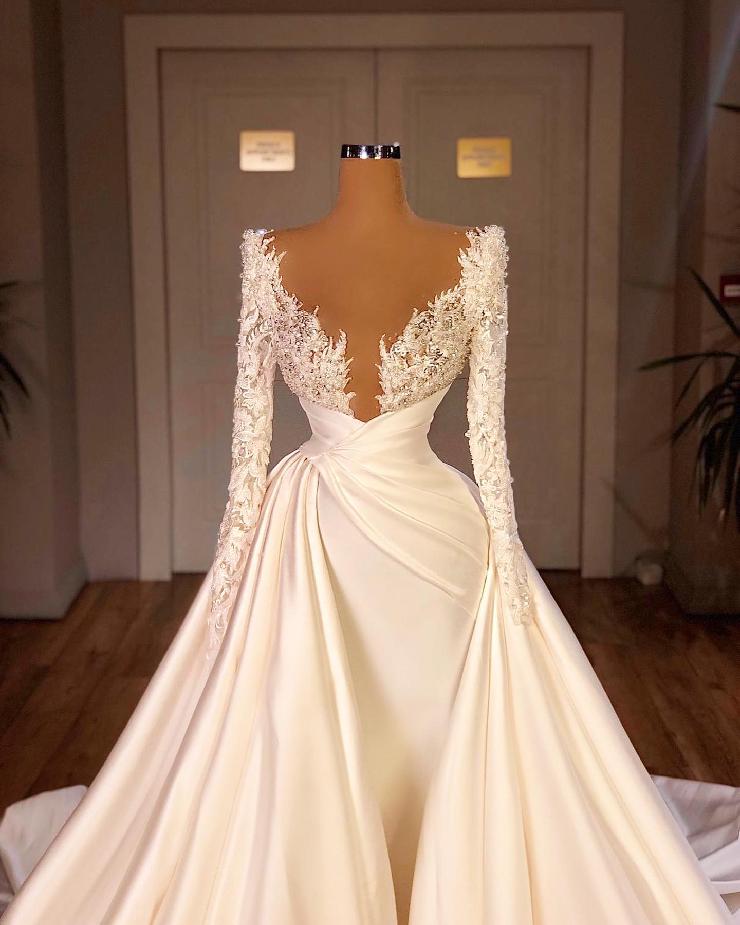 Elegante vestido de novia largo estilo catedral, corte A, escote en V y mangas largas